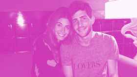 La modelo Coral Simanovich y su marido, el futbolista del Barça Sergi Roberto, teñidos de rosa / FOTOMONTAJE DE CULEMANÍA