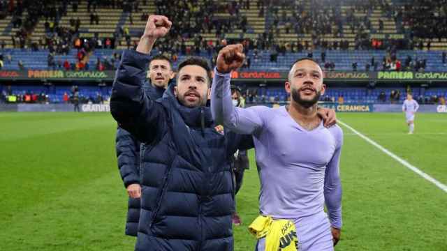 Memphis Depay y Jordi Alba celebran la victoria del Barça en Villarreal / FCB