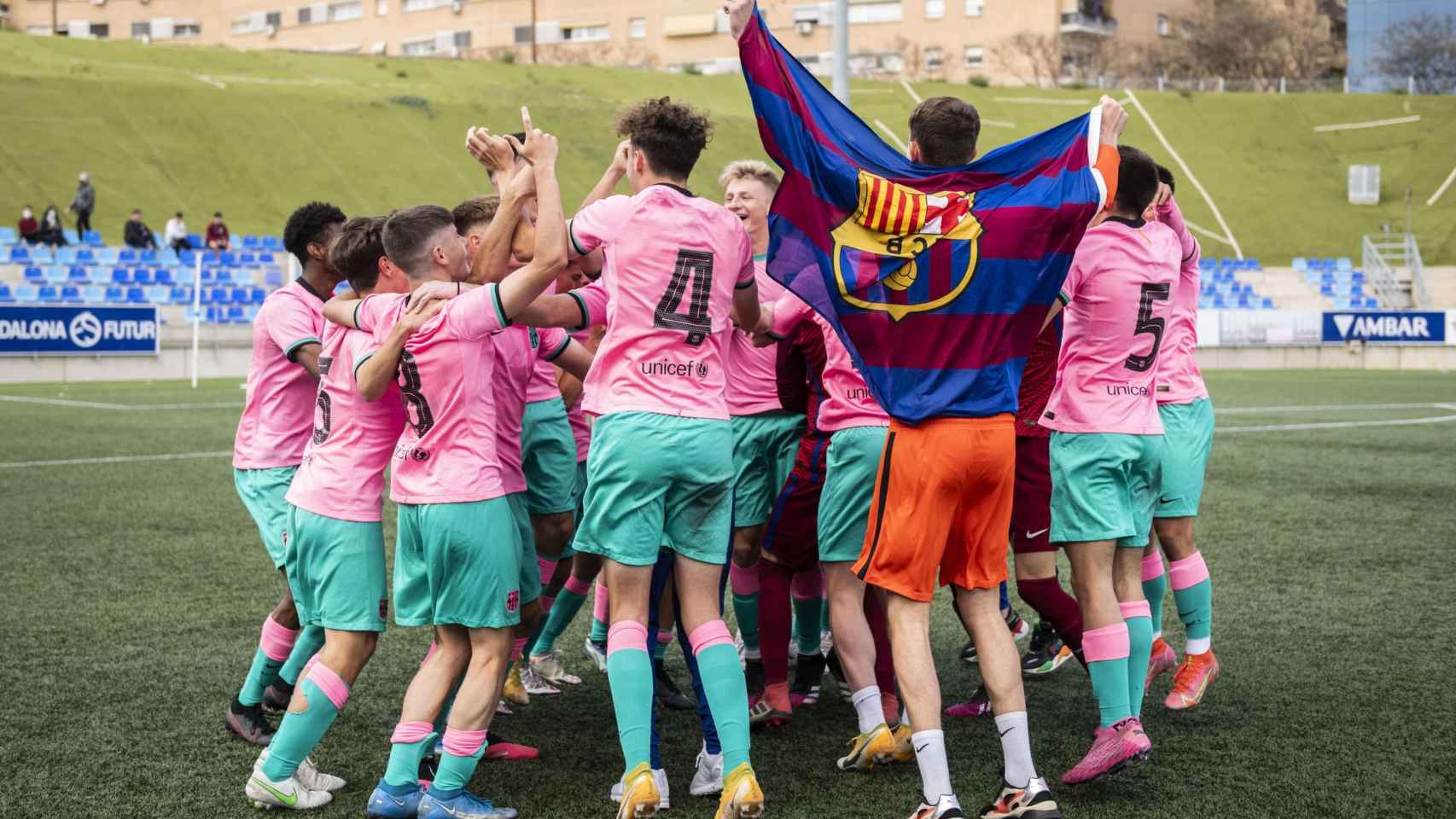 Los jugadores del juvenil B del Barça, celebrando el título de Liga