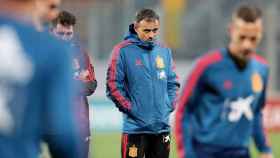 Luis Enrique dirige un entrenamiento de la selección española/ EFE