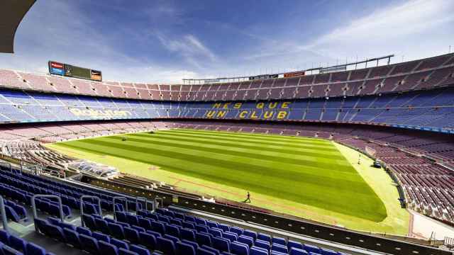 Trabajos de mantenimiento en el césped del Camp Nou / FCB