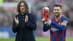 Puyol, aplaudiendo a Messi tras levantar un trofeo | REDES