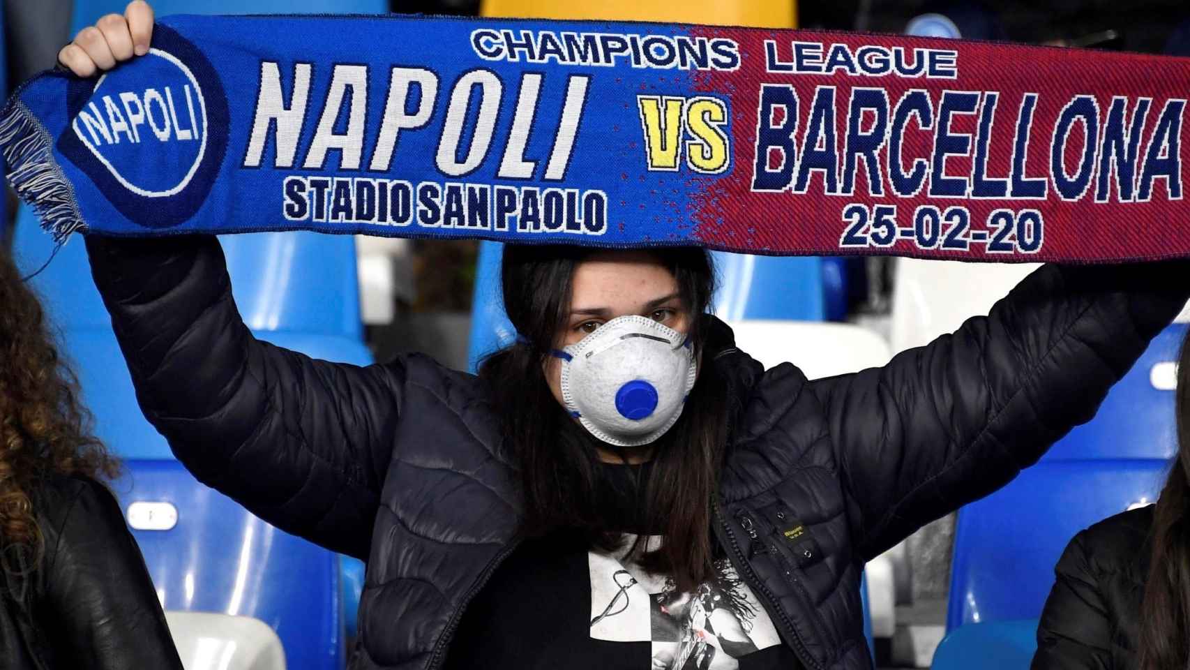 Una aficionada, con mascarilla en el Nápoles-Barça jugado en San Paolo por el coronavirus / EFE
