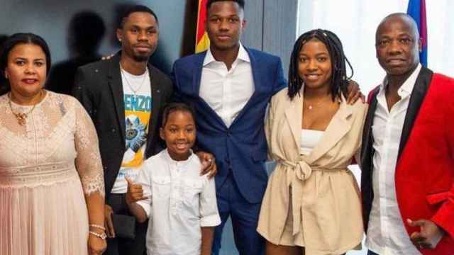 Ansu Fati posa junto a su familia, tras renovar con el Barcelona