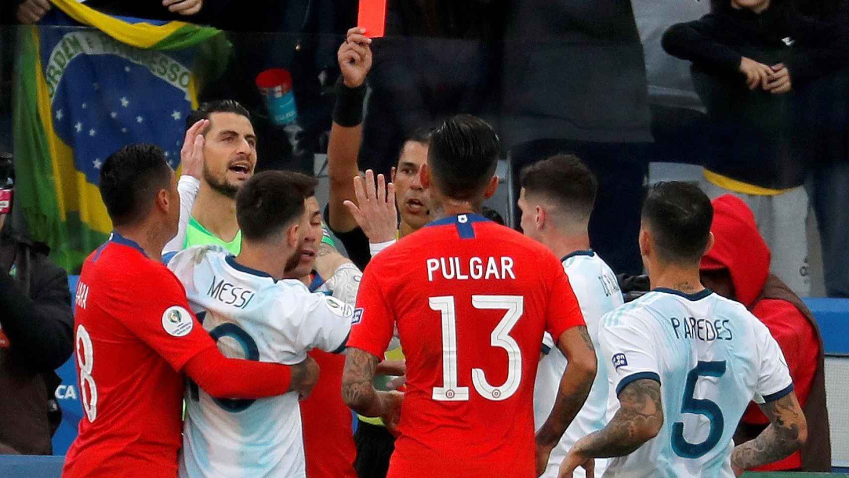 Leo Messi ve la tarjeta roja en el partido frente a Chile / EFE