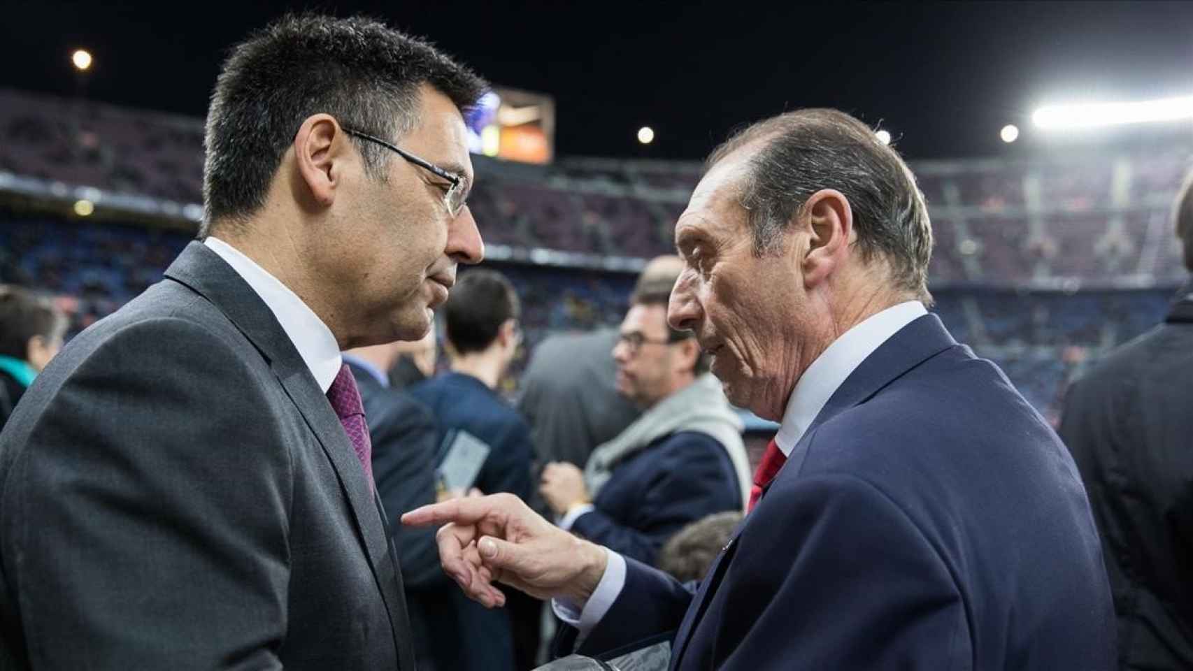 Quini saluda a Josep Maria Bartomeu en una visita al Camp Nou / EFE