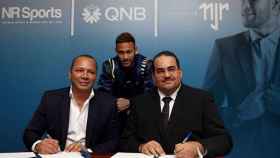 Una foto de Neymar junto a su padre y el Yousef Darwish, gerente general del grupo de comunicación de QNB firmando el acuerdo como embajador global / QNB