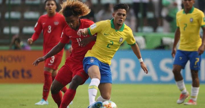 Yan Couto jugando con Brasil / REDES