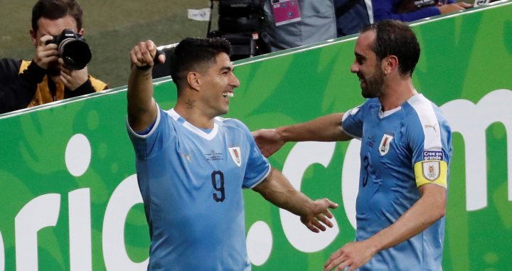 Luis Suárez celebrando su gol con Godín / EFE