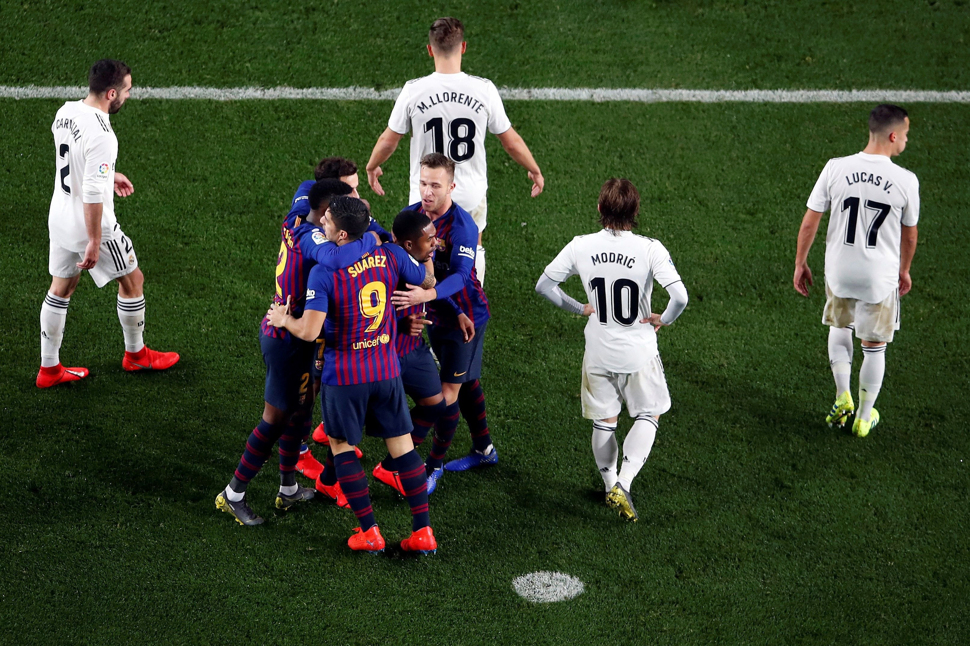 Una foto de los jugadores del Barça celebrando el tanto de Malcom frente al Madrid / EFE