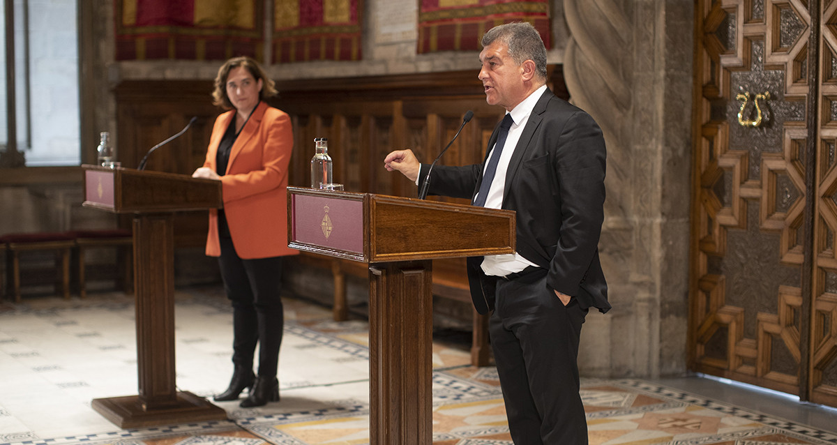 Joan Laporta, junto a Ada Colau, explicando los detalles de las obras del Espai Barça / EFE