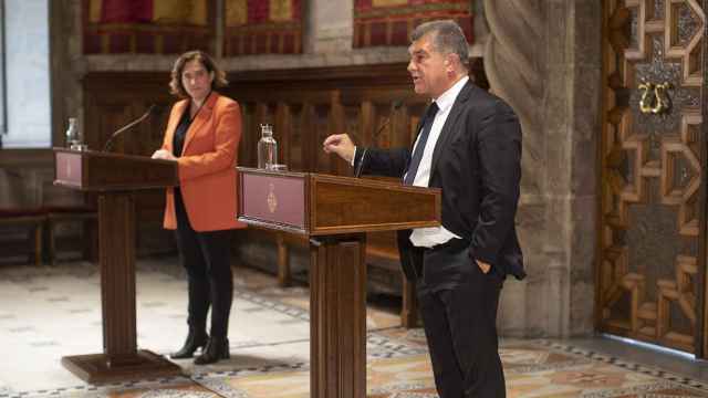 Joan Laporta, junto a Ada Colau, explicando los detalles de las obras del Espai Barça / EFE