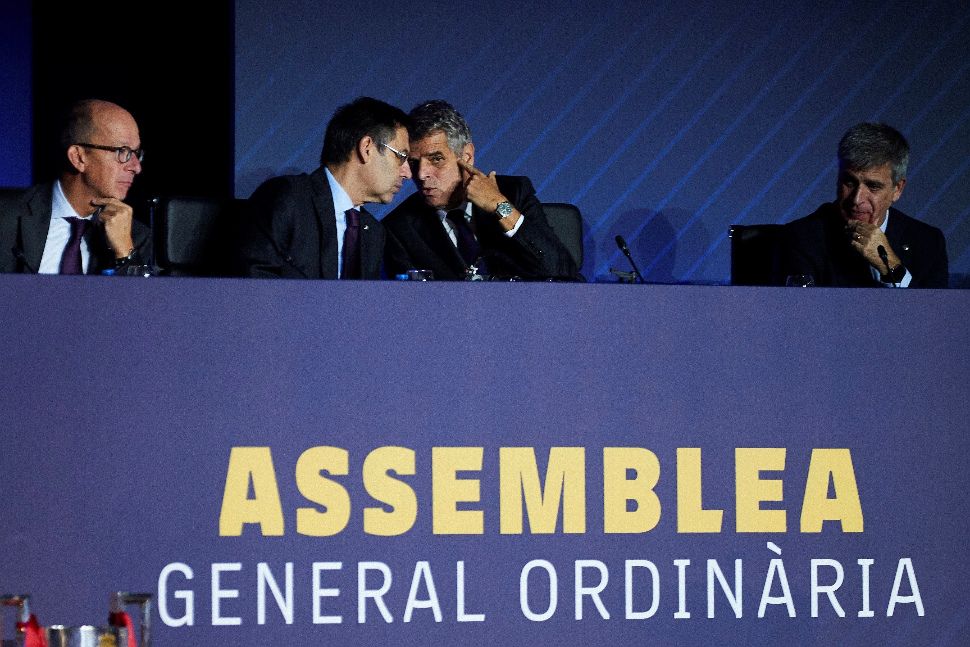 Bartomeu habla con Calsimiglia ante los votos en contra de distintos socios compromisarios del Barça / EFE