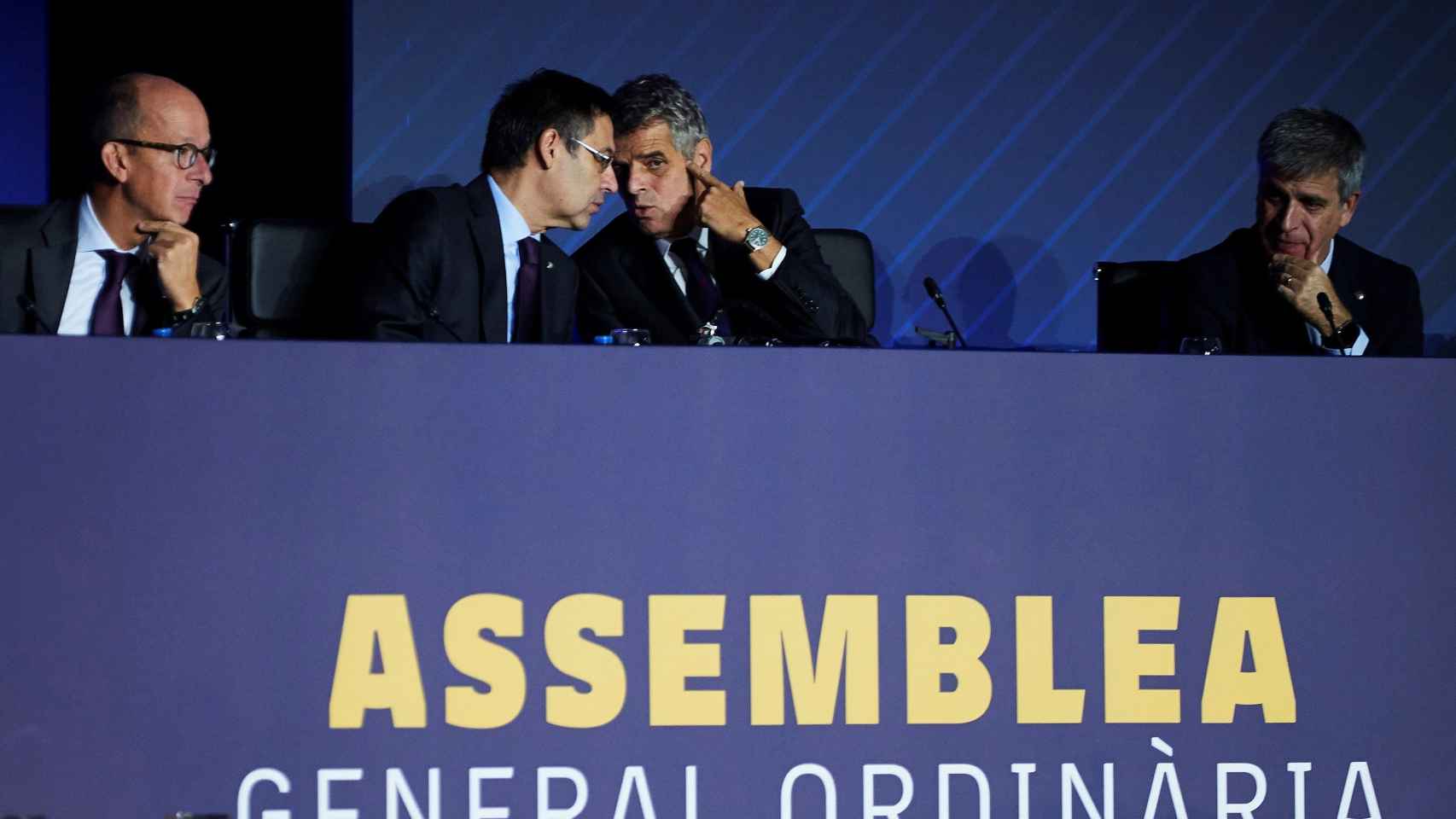 Bartomeu habla con Calsimiglia ante los votos en contra de distintos socios compromisarios del Barça / EFE