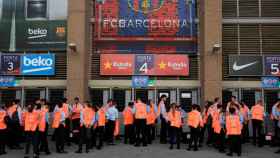 Los vigilantes de seguridad de las puertas de acceso al Camp Nou un día de partido / ARCHIVO