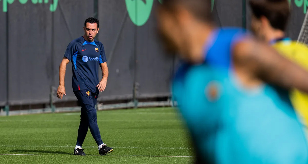 Xavi da indicaciones a sus jugadores en un entrenamiento / FCB