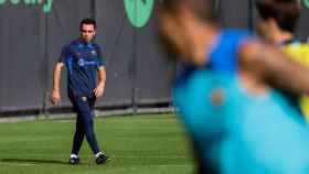 Xavi da indicaciones a sus jugadores en un entrenamiento / FCB
