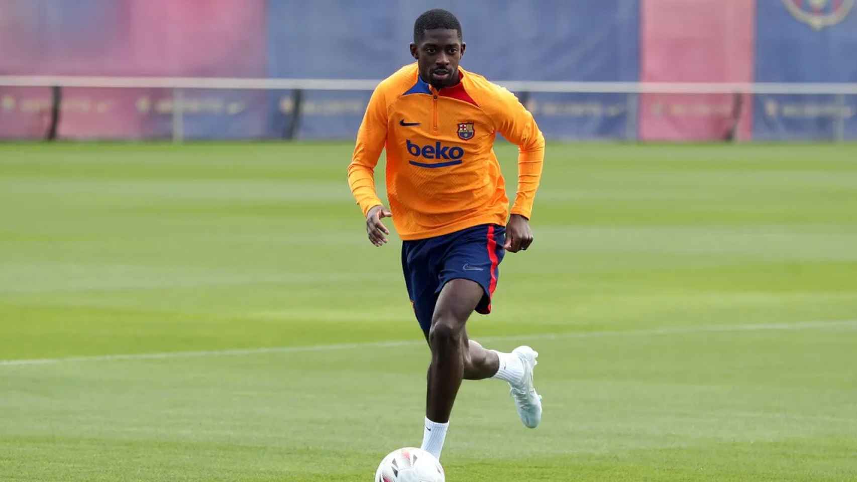Ousmane Dembelé, de naranja, en un entrenamiento del Barça / FCB