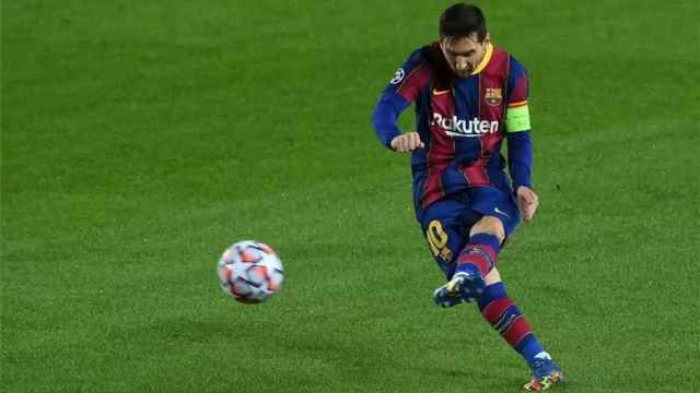 Leo Messi, buscando un gol de lanzamiento de falta | EFE