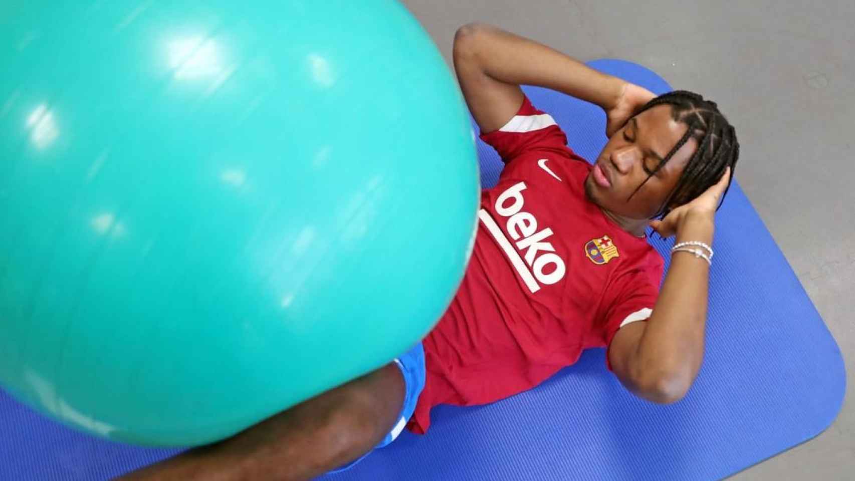 Ansu Fati haciendo ejercicios de recuperación de su lesión en el menisco / FCB