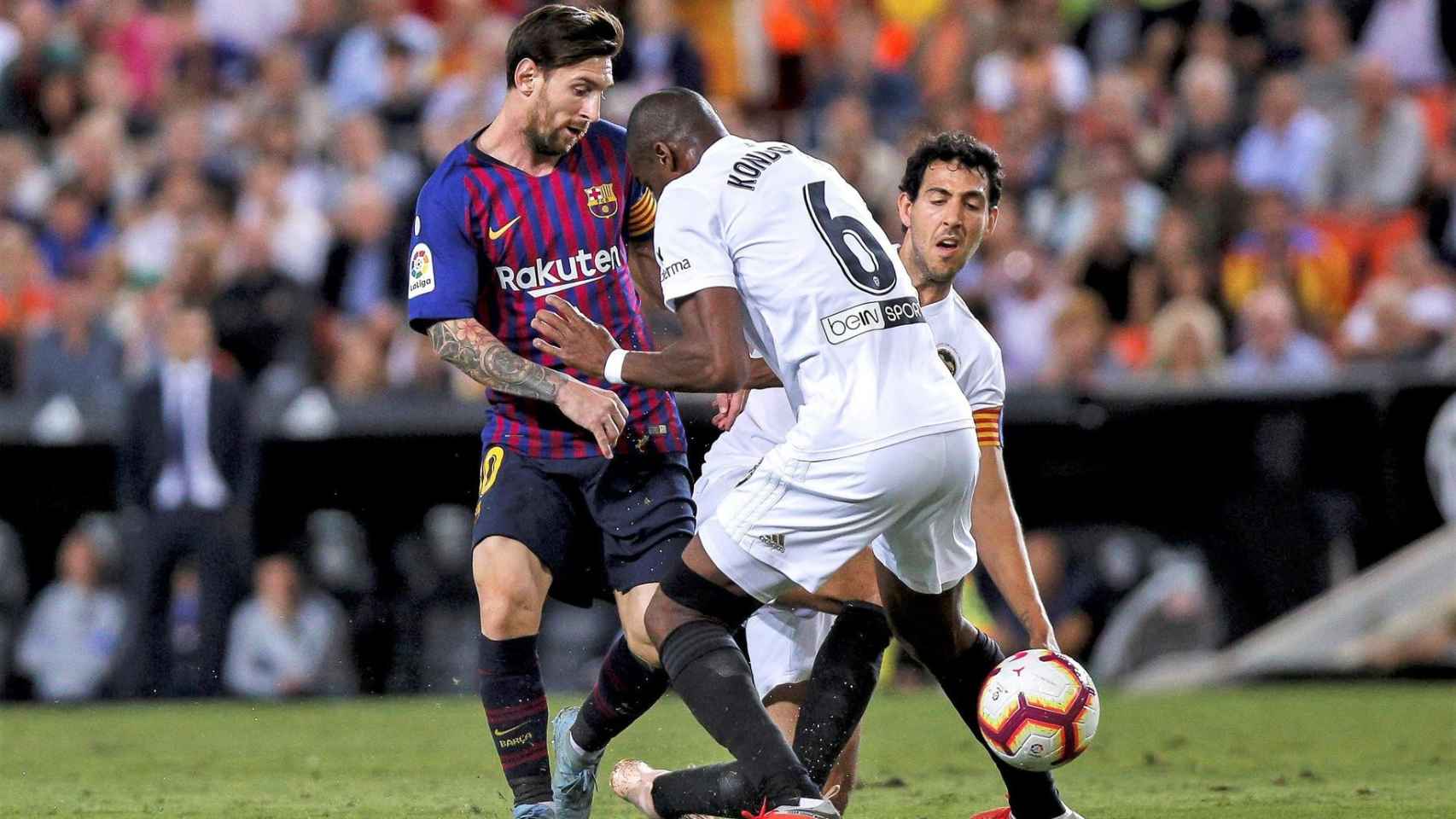 Messi con Kondogbia en el último partido de Mestalla / EFE