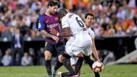 Messi con Kondogbia en el último partido de Mestalla / EFE
