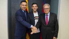 Carles Pérez, Silvio Elias y Josep Maria Bartomeu en el acto de renovación del canterano / FCB