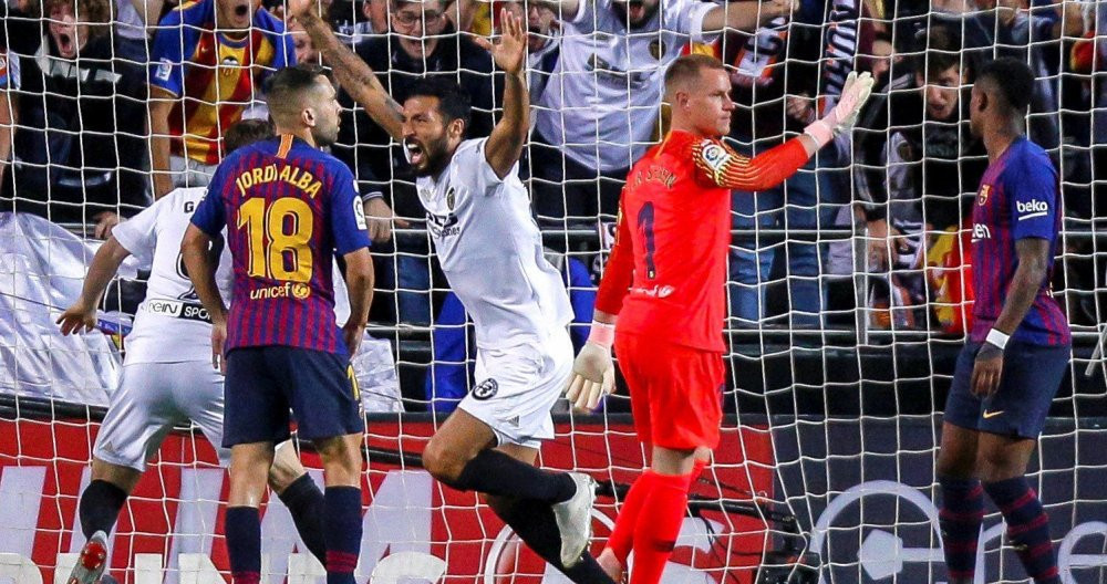 Garay celebra el gol del Valencia al Barça / EFE