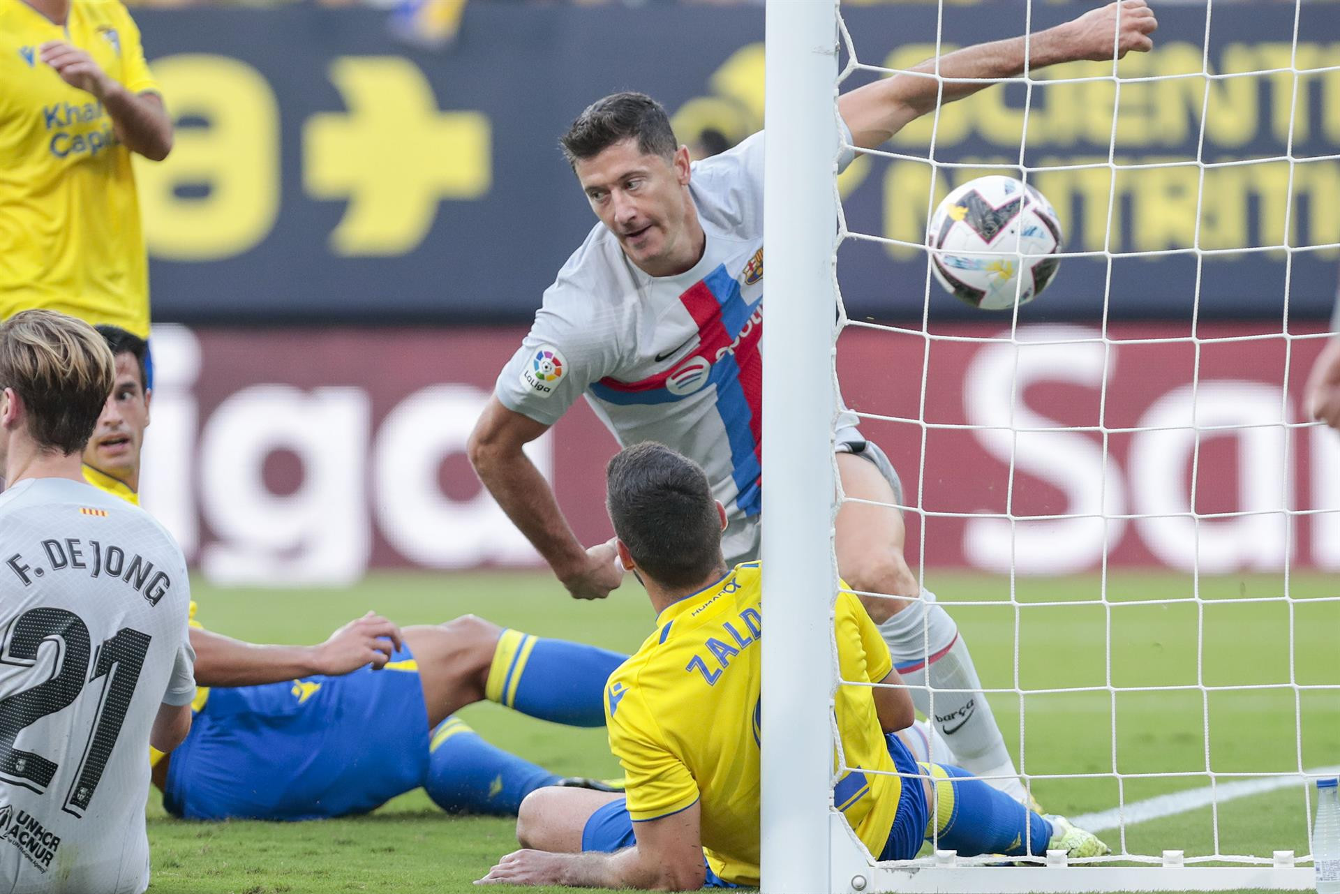 Robert Lewandowski marca el segundo gol del Barça en Cádiz