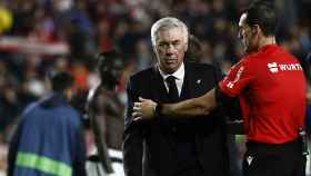 Carlo Ancelotti saluda al árbitro, durante el partido entre Rayo Vallecano y Real Madrid / EFE
