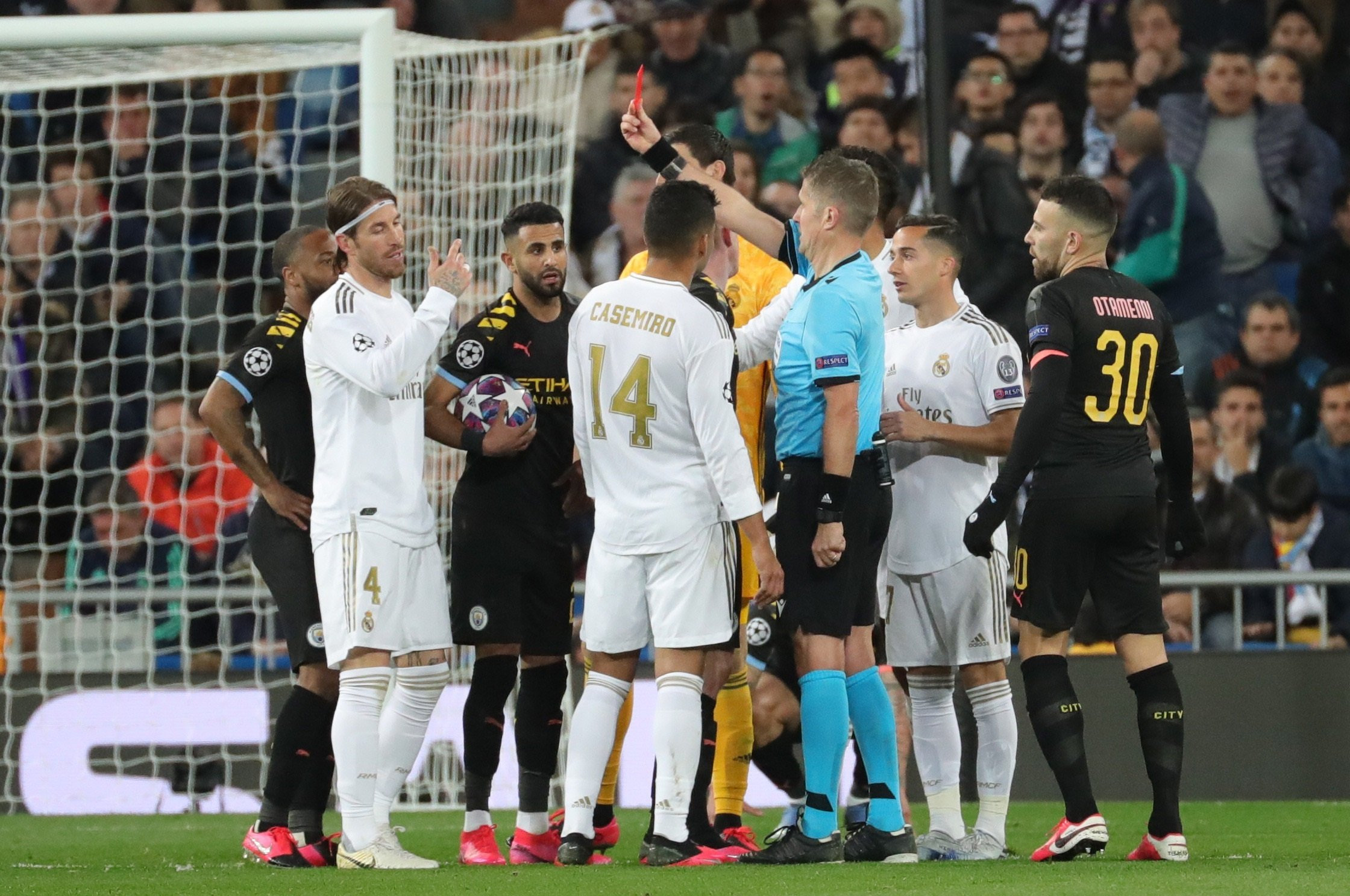 Sergio Ramos viendo la tarjeta roja / EFE