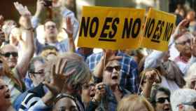 Manifestantes ante la sede del PSOE en Madrid para apoyar a Pedro Sánchez, en una imagen de archivo / EFE