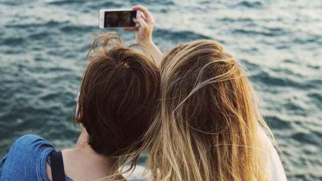 Dos chicas buscando hacer el selfi perfecto / PIXABAY