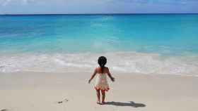 Fotos así de nuestros hijos en la playa son muy habituales en las redes sociales durante el verano / PIXABAY