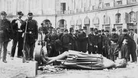 Destrucción de la Columna Vedome durante la Comuna de París / ANDRÉ ADOLPHE EUGÈNE DISDÉRI