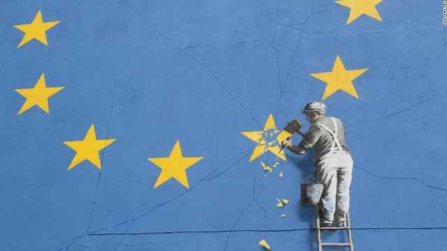 Mural sobre la salida británica de la UE pintado por Banksy en la ciudad de Dover