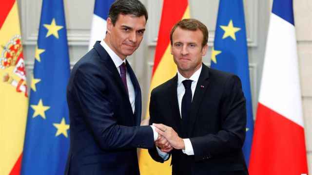 El jefe del Gobierno, Pedro Sánchez (i), y el presidente francés, Emmanuel Macron (d), durante la rueda de prensa tras su reunión en el Palacio del Elíseo / EFE