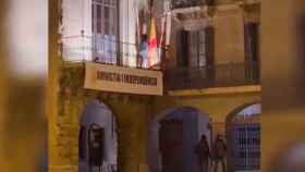Los CDR de Vic queman la bandera española del ayuntamiento / TWITTER