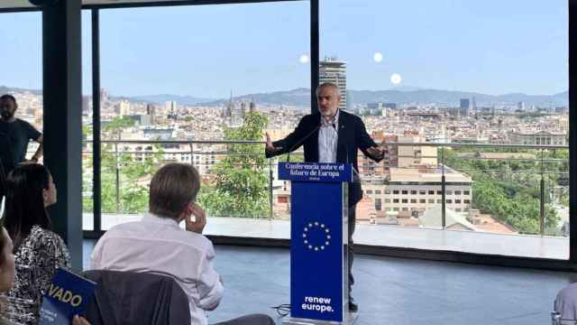 Carlos Carrizos  durante su intervención en el acto 'En defensa de la ciudadanía y la democracia' en Barcelona / EP