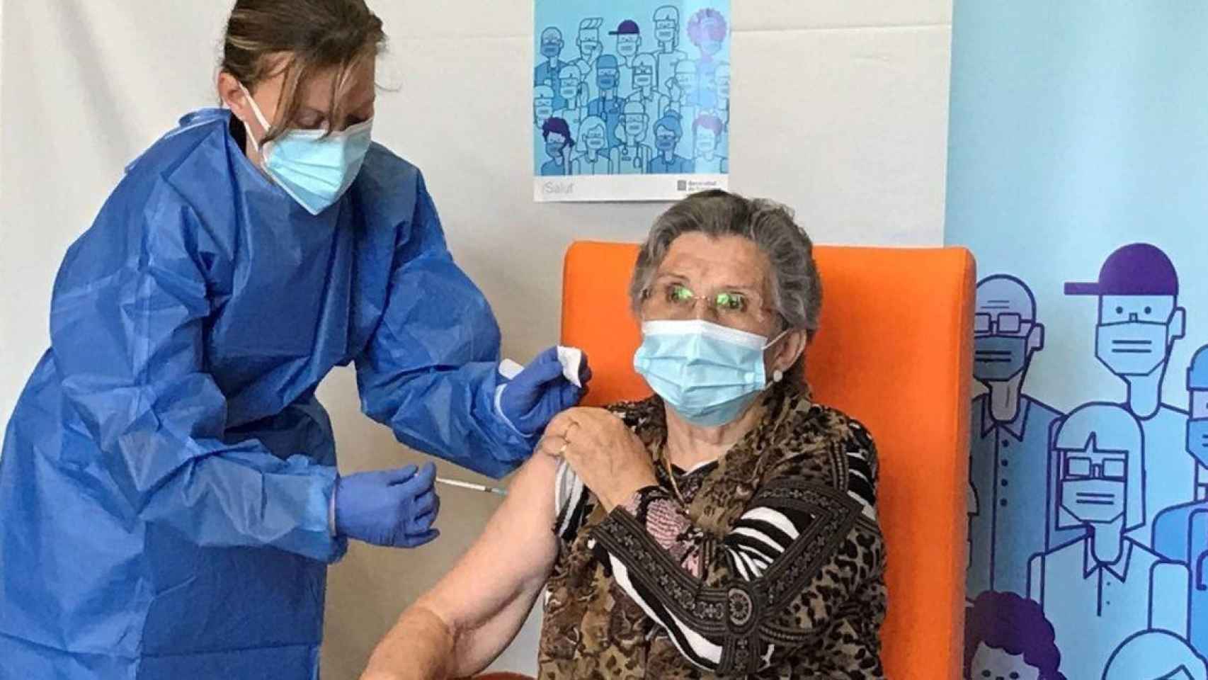 Una mujer recibe la dosis de refuerzo de la vacuna contra el Covid en una de las residencias de Cataluña / EUROPA PRESS