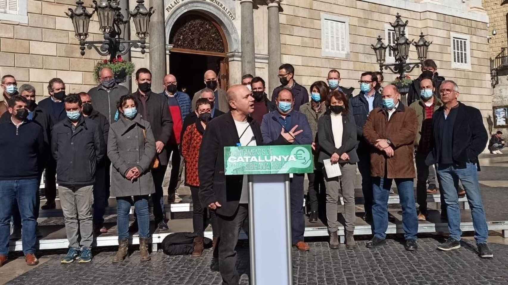 Unos 30 ayuntamientos reclaman soberanía fiscal en un manifiesto en la plaza Sant Jaume / EUROPA PRESS