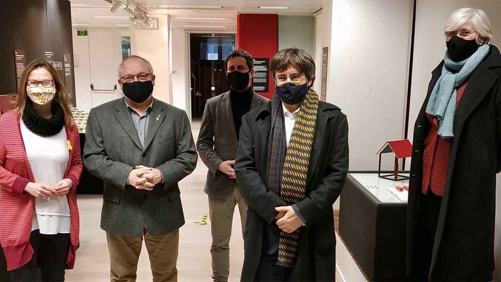 Carles Puigdemont, junto a los 'exconsellers' fugados por el 'procés', Clara Ponsatí, Toni Comín, Lluís Puig y Meritxell Serret / @krls (TWITTER)
