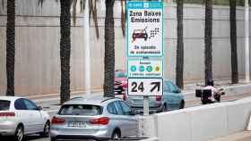 Un cartel informador de la Zona de Bajas Emisiones (ZBE) en una de las rondas de Barcelona / ZBE