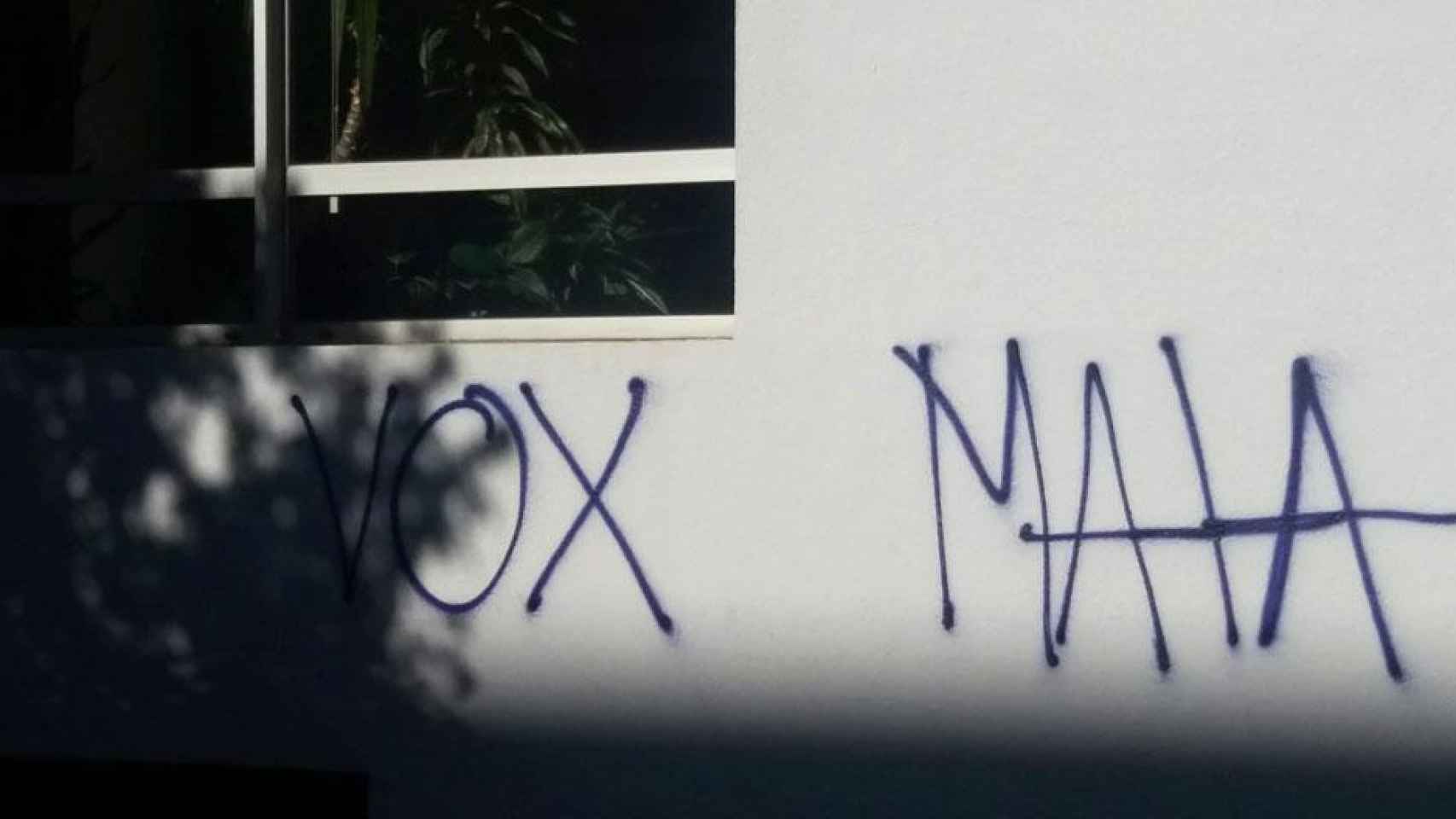 Pintada de 'Vox mata' en un centro cívico de Barcelona / VOX