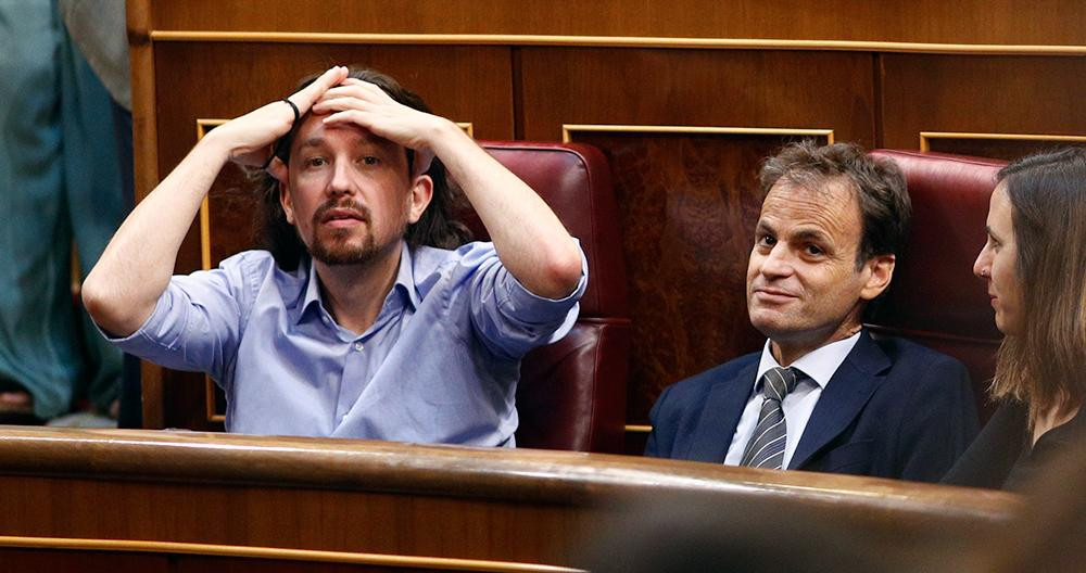 El secretario general de Unidas Podemos, Pablo Iglesias (llevándose las manos a la cabeza) y el portavoz de ECP en el Congreso, Jaume Asens. Imagen del artículo 'Ni en un mercado persa' / EP