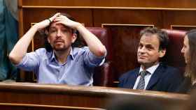 El secretario general de Unidas Podemos, Pablo Iglesias (llevándose las manos a la cabeza) y el portavoz de ECP en el Congreso, Jaume Asens. Imagen del artículo 'Ni en un mercado persa' / EP