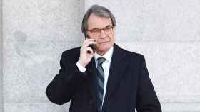 Artur Mas, expresidente de la Generalitat, hablando por teléfono / EP