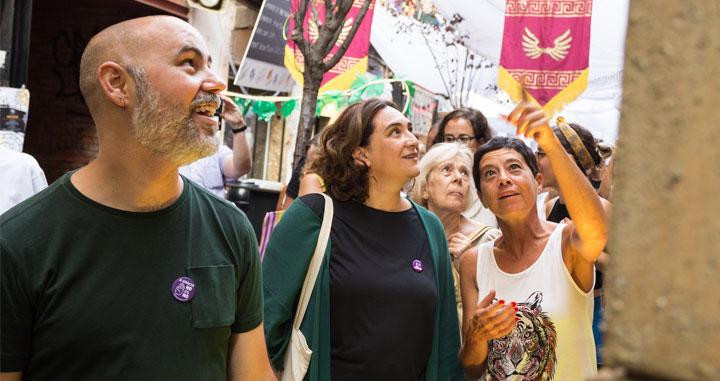 La alcaldesa de Barcelona, Ada Colau (c), junto a uno de sus concejales más cercanos, Eloi Badia (i), en la fiesta mayor de Gràcia / AJ BCN