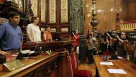 Ada Colau y Gerardo Pisarello en un pleno del Ayuntamiento / EFE