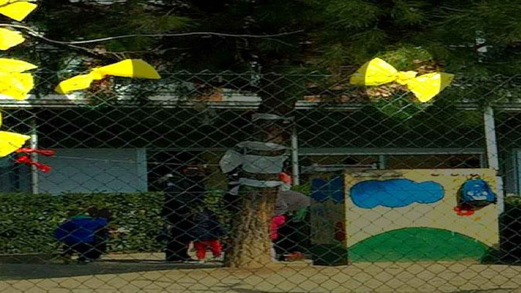 Lazos amarillos, símbolos independentistas, en una guardería de El Papiol / CG